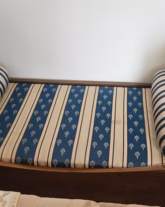 Divanetto antico tipo Biedermeie,