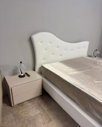 letto matrimoniale imbottito in ecopelle e Swarovs