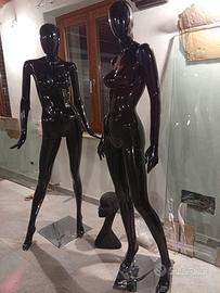 coppia di manichini stilizzati nero lucido