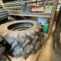 Gomme 250/85R24 BKT