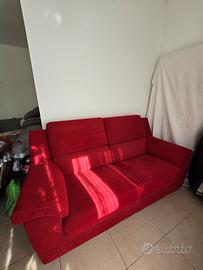 divano in tessuto rosso 