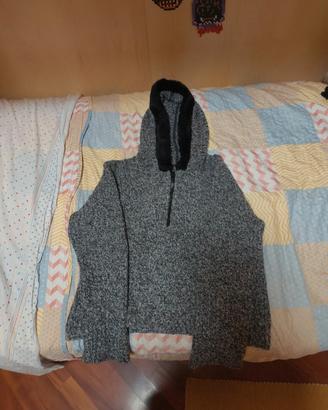maglione con cerniera e cappuccio con pelo