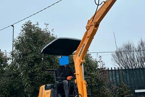 E219 Escavatore Komatsu 15 q PC05