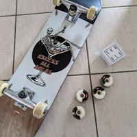 Skateboard Globe  8" + ruote extra e accessori