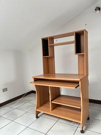 Scrivania porta PC/ HF. Con ruote e multipresa