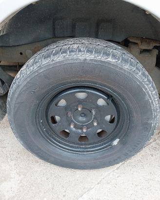 cerchi con gomme termiche 235 70 16  fuoristrad