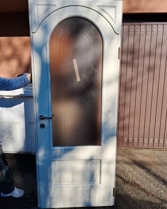 porta bianca con vetro