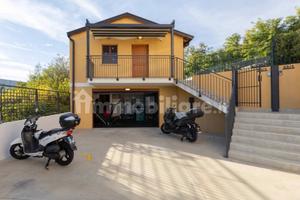 Villa singola recente con giardino