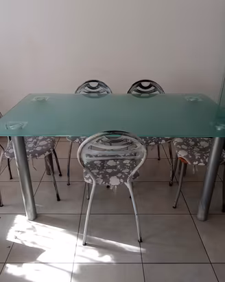 Un tavolo grande e moderno per la cucina o il sogg