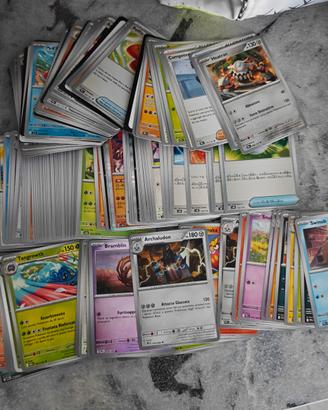 Carte Pokemon varie e valigetta metallo