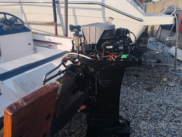 barca con motore fuoribordo e carello 