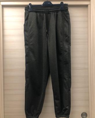 Pantaloni Shein di tuta grigio scuro.