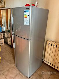 Frigorifero, lavatrice, cucina a gas e forno