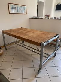 Tavolo, panca e libreria