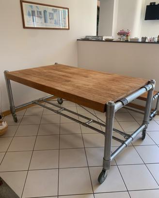 Tavolo, panca e libreria