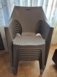 8 sedie  in plastica rigida+Tavolo da esterno