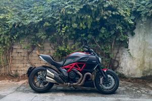 Ducati Diavel 1200 red carbon