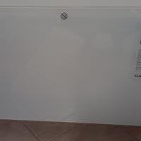 Convettore d'arredo con pannello in vetro
