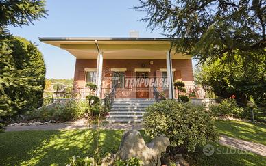 Villa bifamiliare in zona centrale