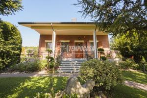 Villa bifamiliare in zona centrale