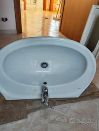 Lavabo con miscelatore