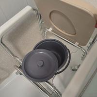 sedia per doccia con ruote e poggiapiedi