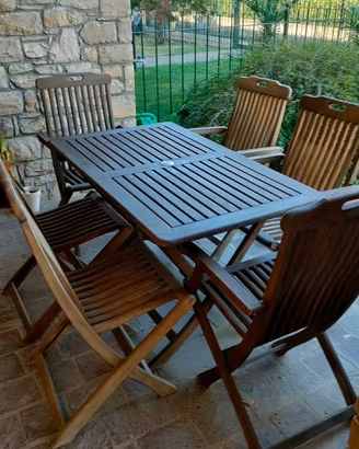 Tavolo e sedie da giardino in legno