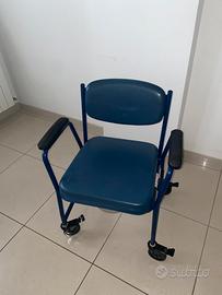 Due carrozzine per disabili