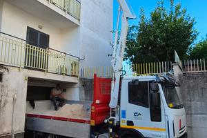 Iveco eurocargo 100e18 con gru e ribaltabile 
