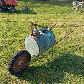 Vecchia Pompa in rame su carriola in ferro