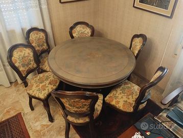 Tavolo rotondo con sedie