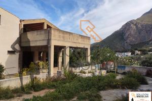 Intero stabile in costruzione a Macari