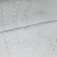 Completo letto ricamato in lino e pizzo cantù 