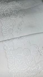 Completo letto ricamato in lino e pizzo cantù 