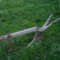 Antichi aratri, erpice, carri in legno e ferro