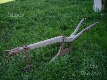 Antichi aratri, erpice, carri in legno e ferro