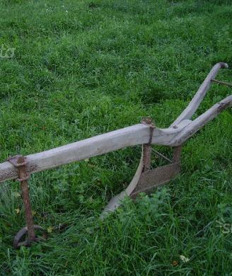 Antichi aratri, erpice, carri in legno e ferro