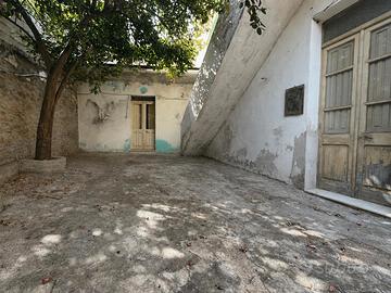 Casa Indipendente su Due Livelli con Cortile