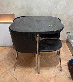 Tavolino con sedie a scomparsa
