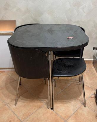 Tavolino con sedie a scomparsa