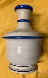 Vaso in cotto dipinto con collo e piccola apertura