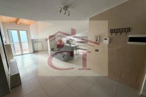 Mansarda arredata con due posti auto cod. 102