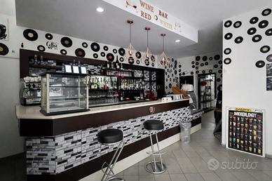 NEGOZIO CON VETRINE SU STRADA