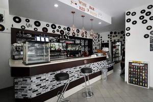 NEGOZIO CON VETRINE SU STRADA