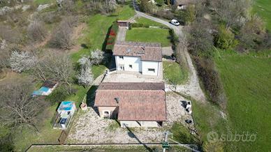 Elegante villa indipendente con terreno in collina