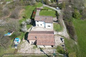 Elegante villa indipendente con terreno in collina