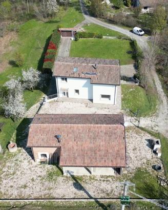 Elegante villa indipendente con terreno in collina