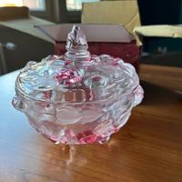 Scatola con coperchio e confettiera di vetro