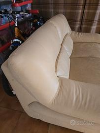 divano chateau d'ax in pelle. tenuto molto bene. 