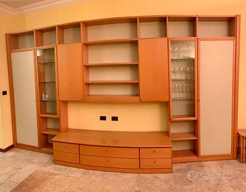 Parete attrezzata con vetrine